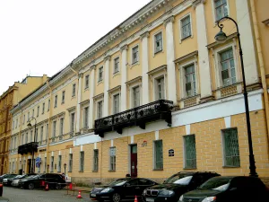 Жилой дом с дворовым флигелем