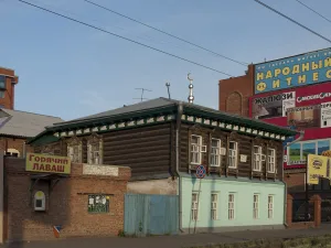 Жилой дом мещанина Д.В. Проскурякова, образец застройки улицы (Омск)