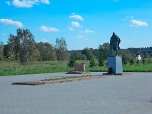 Памятник с фигурой партизана в полный рост (из бронзы и гранита) (Глумицы)