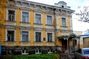 Дом Я. С. Чернонёбова с въездными воротами