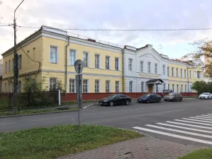 Здание, где в реальном училище преподавал фольклорист Ф.Н. Лаговский и учился поэт И.В. Северянин (Лотарев). Здесь в пед.тех-ме выступал нарком просвещения А.В. Луначарский и учились Герои Советского Союза Е.Н. Преображенский и П.С. Костромцов