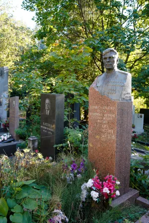 Могила Водопьянова Михаила Васильевича (1899-1980), генерал-майора авиации, участника спасения челюскинцев в 1934 г., одного из участников бомбардировки Берлина в 1941 г., Героя Советского Союза