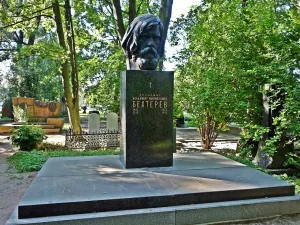 Могила и надгробие В.М. Бехтерева (1857-1927), невропатолога