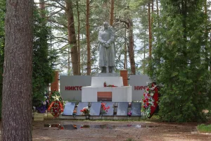 Братская могила советских воинов, погибших в боях с фашистами и умерших от ран в госпиталях (Светлица)