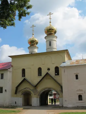 Святые ворота с церковью Вознесения Господня (Тихвин)