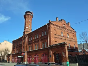 Главное здание с каланчой, учебной башней, служебным корпусом, оградой и двумя воротами
