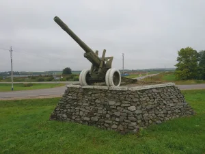 Памятный знак — 152-мм гаубица, установленный в честь воинов 16-й и 20-й армий, принимавших участие в обороне Москвы от фашистских захватчиков (Волоколамск)