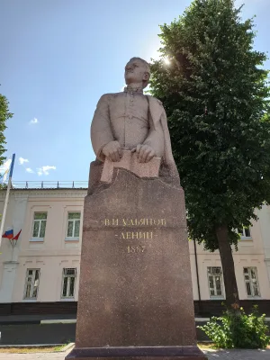 Памятник гимназисту Володе Ульянову (Ульяновск)