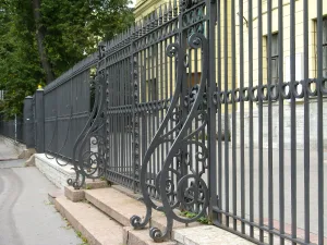 Ограда с семью воротами и тремя калитками