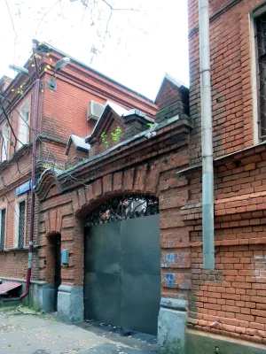 улица Девятая Рота 16, Ограда с воротами