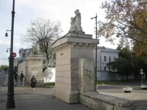 Два пилона ворот с двумя белокаменными скульптурными группами (Таганский)