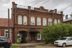 Жилой дом с проездом во двор (Боровичи)
