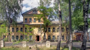 Жилой дом с воротами (Осташков)