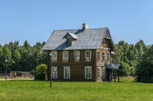 Дворцовые конюшни и жилой дом (Ломоносов)