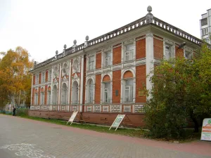 «Марфин дом» (Коммерческое собрание). Дом, в котором в 1918 г. была провозглашена Советская власть в Архангельской губернии. В этом доме в феврале и июне 1918 г. проходили первые губернские съезды Советов рабочих, крестьянских и солдатских депутатов