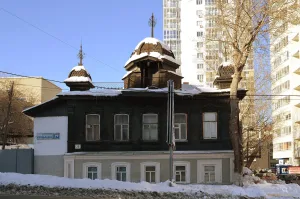 Улица Куйбышева 29, Жилой дом с башенками и деревянной резьбой