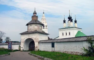 Стены с воротами (Святые ворота, стены и башни) (Суздаль)