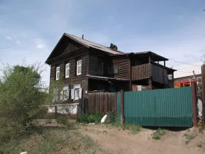 Дом, в котором жил в ссылке народоволец, краевед, один из организаторов и видных деятелей Кяхтинского отделения русского географического общества Чарушин Н.А.