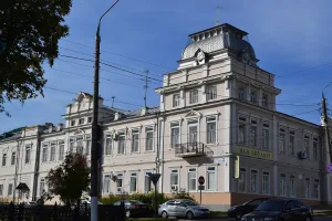 Каменный двухэтажный дом с полуподвальными помещениями (Здание аптеки)