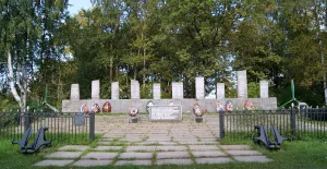 Братское кладбище летчиков Краснознамённого Балтийского флота, погибших в борьбе с фашистами, среди которых похоронены Герои Советского Союза В.Н. Каштанкин (1910-1944), А.Г. Ломакин (1921-1944), Н.В. Шапкин (1923-1944)