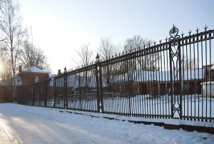 Ограда с воротами вокруг главной конюшни