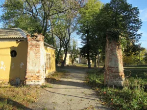 Два пилона въездных ворот