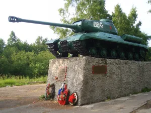 Танк ИС-2, установленный в честь воинов-танкистов (Новый Учхоз)