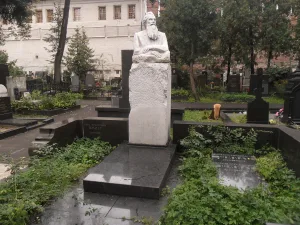 Могила и надгробие Шмидта Отто Юльевича (1891-1956), математика, геофизика, исследователя Памир и Севера, Героя Советского Союза (Хамовники)