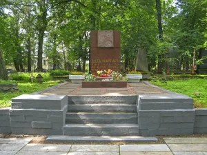 Братская могила детей, погибших при артобстреле 9 мая 1942 г.