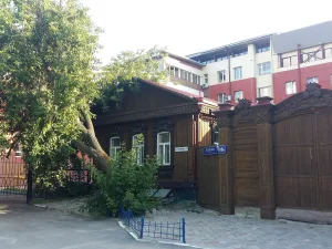 Флигель жилого дома с деревянными резными воротами (Тюмень)