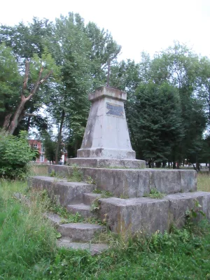 Памятник Ленину во дворе Пролетарки