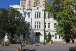 Дом статского советника Ф.Б. Трабша. В годы Великой Отечественной войны в этом здании располагалась дипломатическая миссия королевства Бельгия