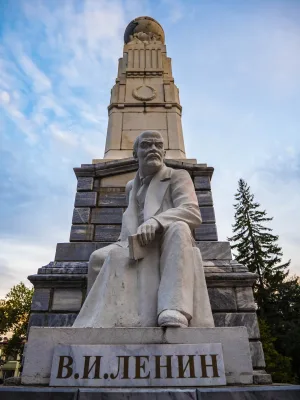 Памятник Ленину в сквере Ленина