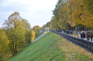 Решетка и откосы Волжской набережной (Ярославль)
