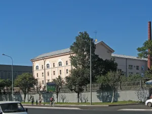 Главный производственный корпус пивоваренного завода «Новая Бавария» (с оградой)