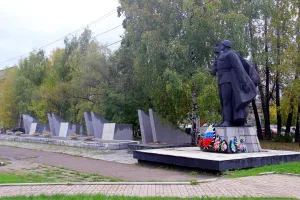 Памятник рабочим и служащим химико-механического завода, погибшим в годы Великой Отечественной войны