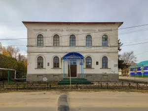 Здание, где в высшей начальной школе учился видный революционер-народник Н.А. Ишутин (Белинский)