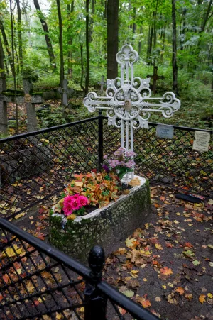 Могила Л.А. Чарской (1875-1937), писательницы
