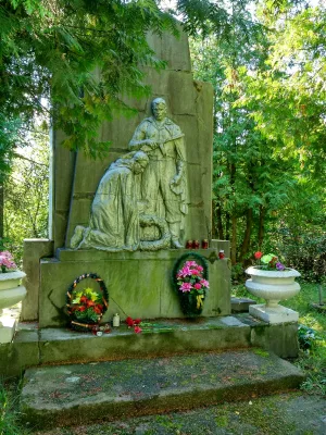 Братская могила советских воинов, погибших в борьбе с фашистскими захватчиками, в которой похоронены Герои Советского Союза С.Я. Киреев и П.П. Борисов (Питкяранта)
