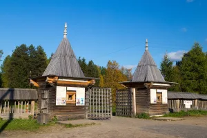 Ограда с башенками и воротами (Малые Корелы)