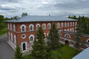 «Здание 40 практикантов» (Лисино-Корпус)