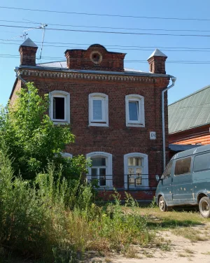 Карповская улица 64, Жилой дом «Кирпичный куб»