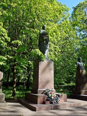 Могила М.А. Ульяновой (1835-1916), матери В.И. Ленина
