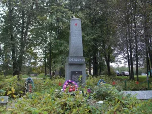 Братская могила советских воинов, погибших в борьбе с фашистами, и где похоронен герой Советского Союза Г.И. Туруханов (Малые Торошковичи)