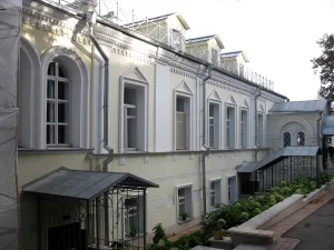 Восточный дом причта со служебными постройками (Басманный)