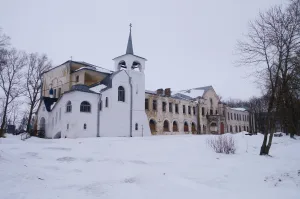 Училищный дом с домовой церковью (Извара)