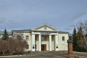 Здание, где в летно-техническом училище ГВФ в годы Великой Отечественной войны работал авиаконструктор Туполев А.Н. (Омск)