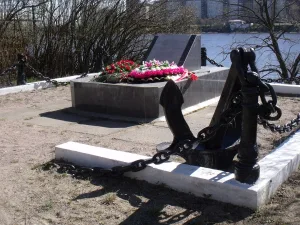 Памятный знак на месте бывшей стоянки эсминца «Строгий» (Новосаратовка)