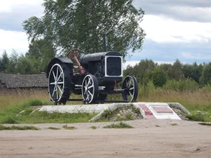 Памятник «Трактор-ветеран», модель 1936 г. (Старое Сандово)