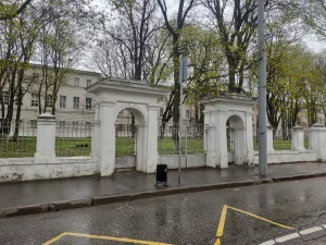Ограда с двумя воротами (Марьина роща)